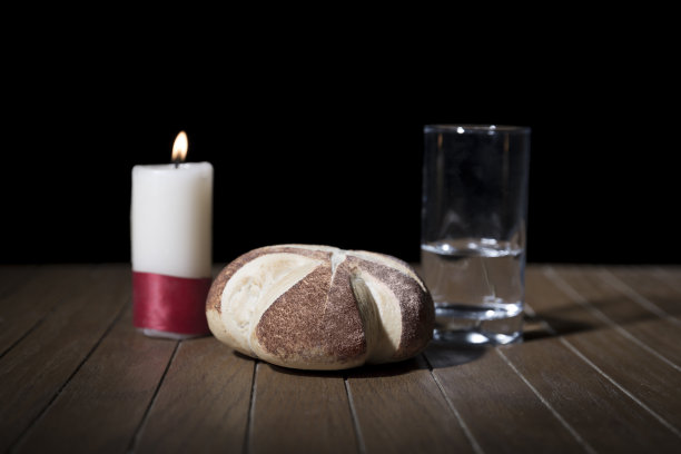 桌上放着面包和一本圣经图片下载