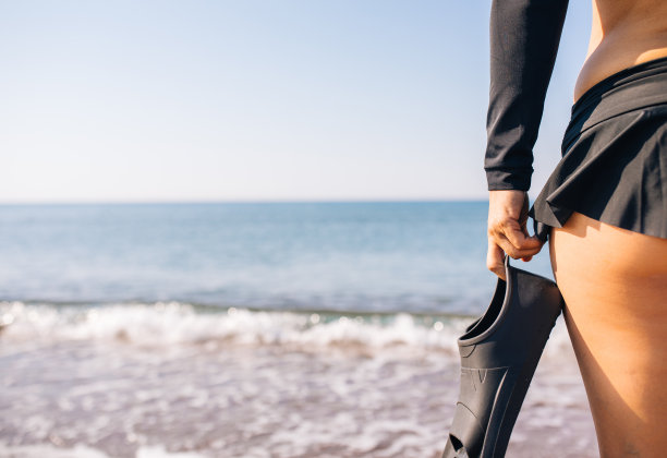 手持潜水设备的妇女图片下载