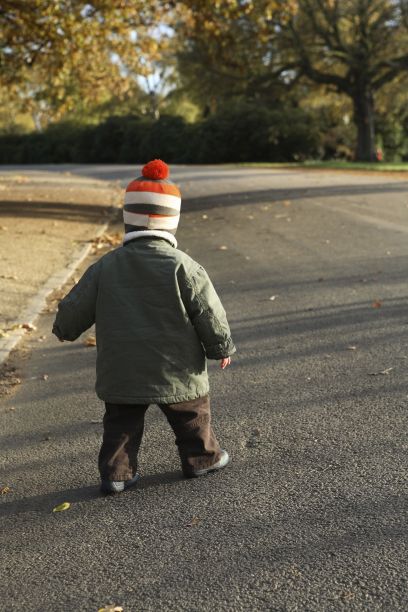 学龄前儿童在公园散步图片下载
