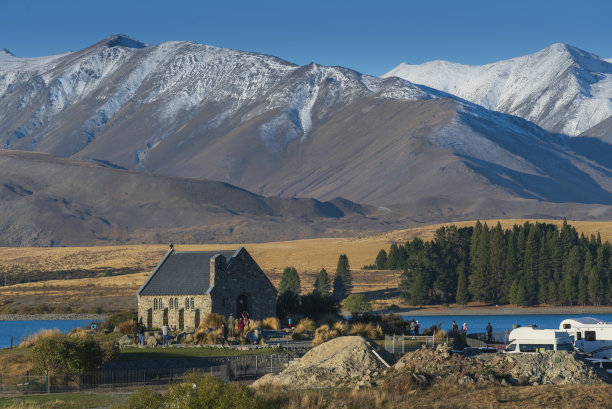 在夏日晴朗的天空下，特卡波湖上的善牧教堂。特卡波，南岛，新西兰。素材图片
