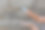 妇女使用酒精消毒凝胶，预防感染，Covid-19的爆发，妇女用洗手液洗手以避免被冠状病毒污染图片下载