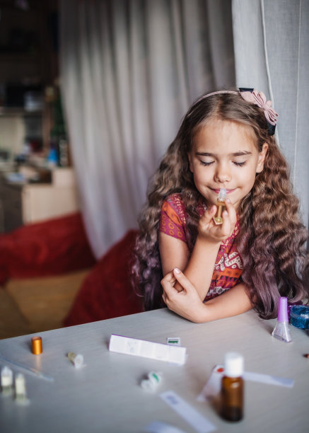 个人香水，年轻的香水师。女士在家里自己创造个性化的香水图片下载