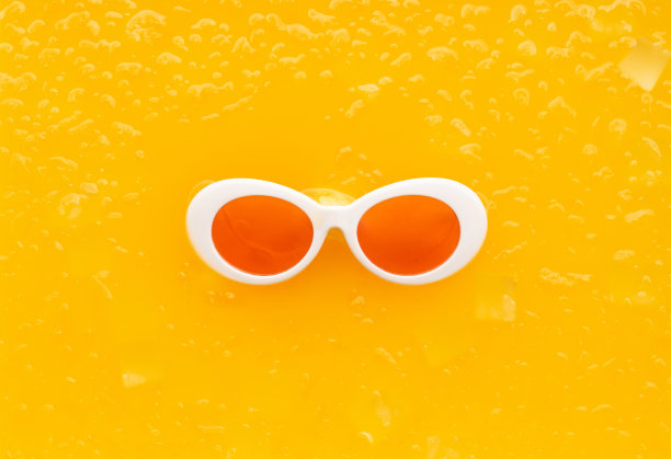 夏日休闲时光，橙汁和彩色玻璃杯。搭配水果饮料享用图片下载