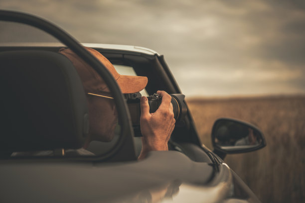 游客从他的敞篷车上拍照，而在公路旅行图片下载