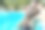 美丽的年轻女性模特摆姿势的照片在游泳池图片下载