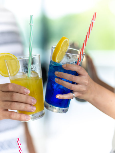 办公室鸡尾酒会特写图片下载