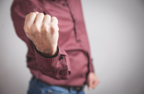 愤怒的白人男子用拳头威胁。图片下载