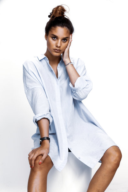 美丽的黑发女模特摆姿势在工作室孤立的背景。图片下载