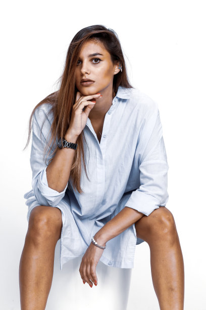 美丽的黑发女模特摆姿势在工作室孤立的背景。图片下载