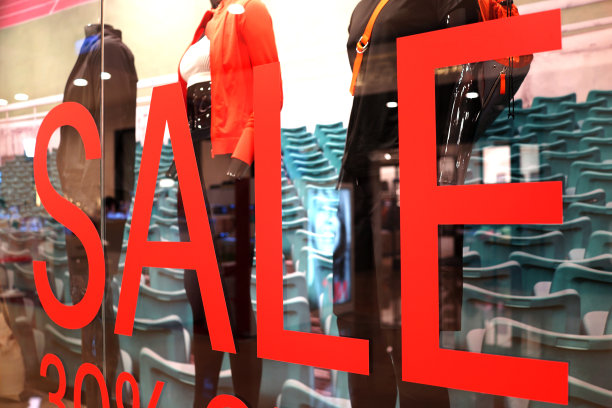 一家受欢迎的时装店内的销售标志图片下载
