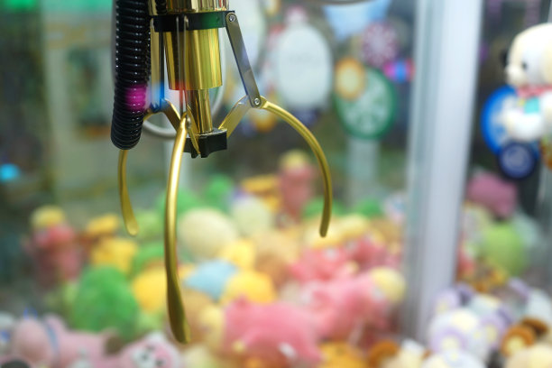 购物中心游戏厅的抓娃娃机特写图片下载