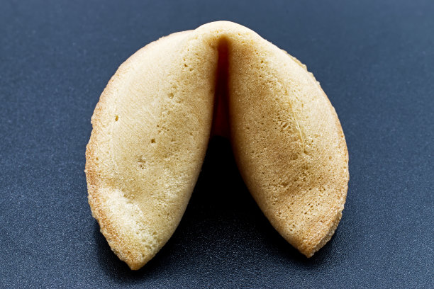 中国幸运饼干孤立在黑暗的背景图片下载