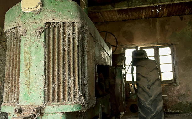 废弃的重型机械图片下载