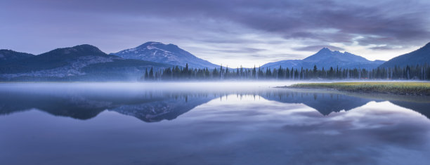 斯帕克斯湖上的单身汉山倒影图片下载