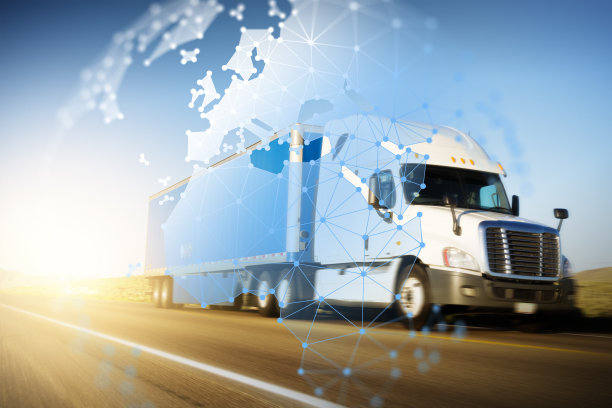 高速公路上的集装箱卡车与多边形网络泛欧全球图图片下载