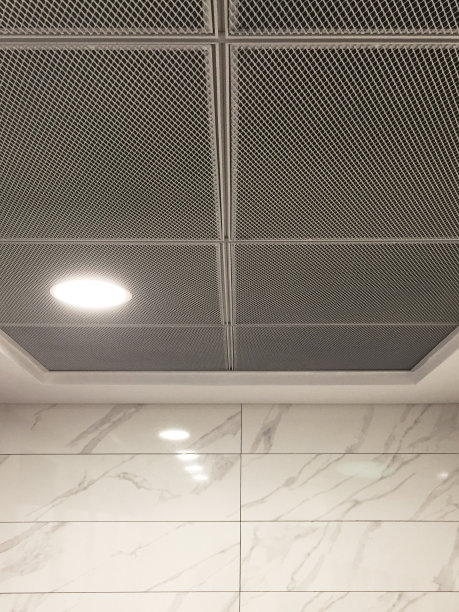 墙壁和天花板铺瓷砖，配有照明设备图片下载