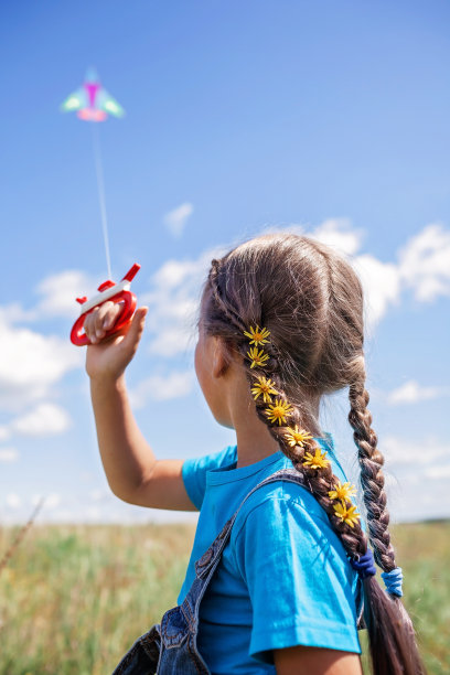 快乐的童年和夏天。孩子们玩得很开心，在户外玩风筝图片下载