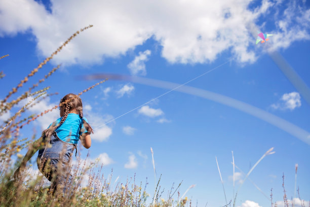 快乐的童年和夏天。孩子们玩得很开心，在户外玩风筝图片下载