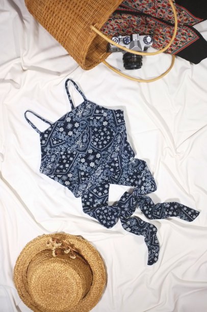 时尚女人的衣服和配件在白色的背景。夏日印花上衣，太阳镜，草帽和包。现代和休闲的服装。时尚和购物的概念。平躺，俯视图。图片下载