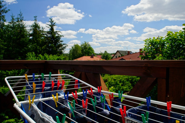 烘干机和彩色衣夹，阳台上的衣服在一个晴朗的日子图片下载