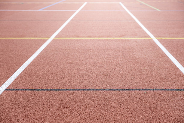 运动场地的人造表面，有标记的跑道和运动空间图片下载