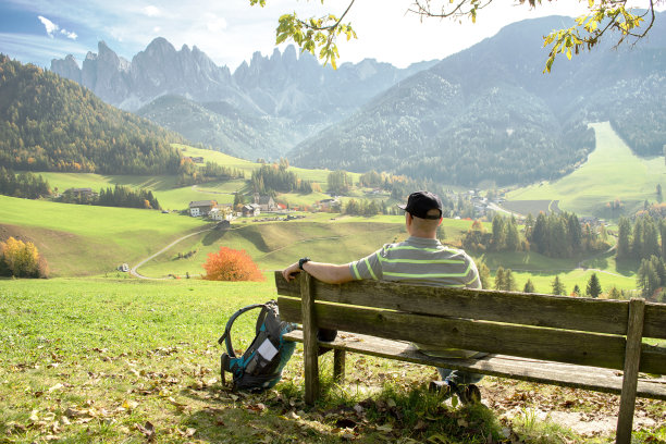 坐在长凳上的男人。图片下载