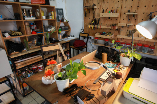 小型企业-小型办公室在一个木材制造车间图片下载