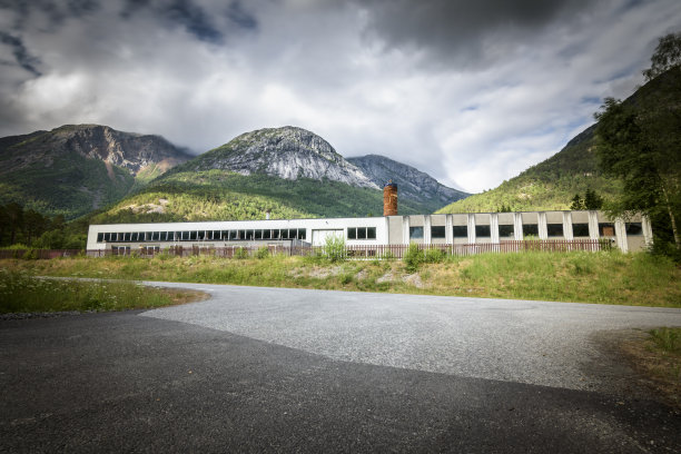 古老的废弃工厂在挪威山区景观图片下载