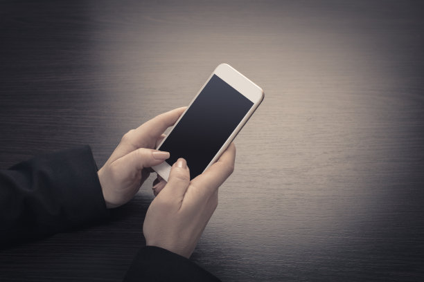 手机在女性手中图片下载