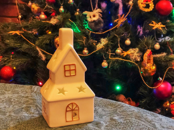 圣诞树上挂着白色的圣诞屋灯和装饰品。圣诞节的概念图片下载