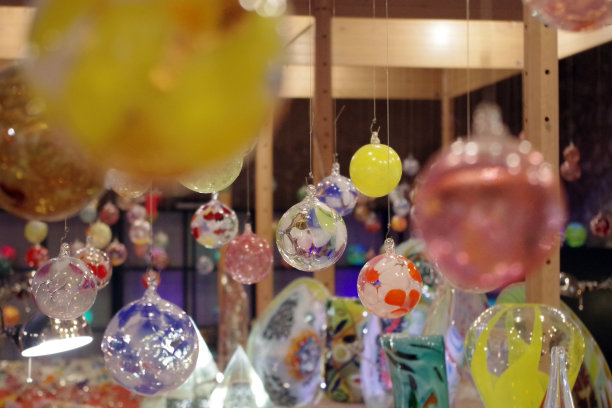 圣诞节漂亮的手工球。为圣诞节装饰。冬天的季节。图片下载