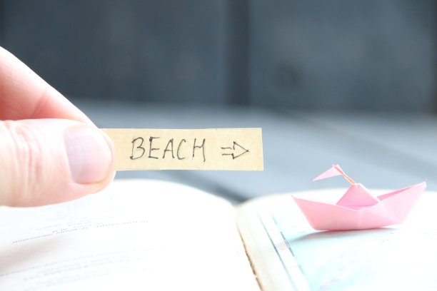 指向海滩和纸船，图片下载