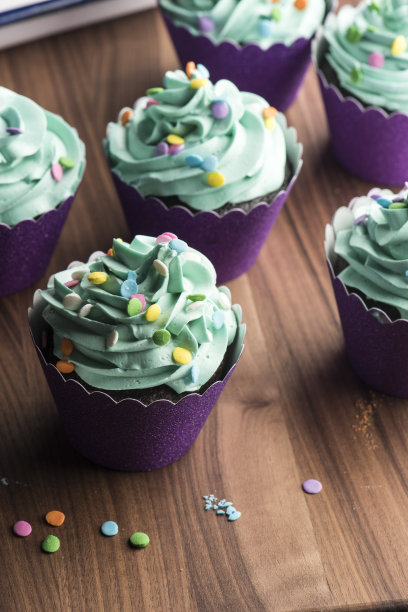 蛋糕。蛋糕洒。甜点。经典的美国或法国面包店或糕点店的最爱。饼干，鲜奶油，蛋糕，巧克力奶油，鸡蛋和香草豆。图片下载