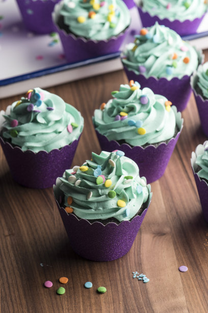 蛋糕。蛋糕洒。甜点。经典的美国或法国面包店或糕点店的最爱。饼干，鲜奶油，蛋糕，巧克力奶油，鸡蛋和香草豆。图片下载