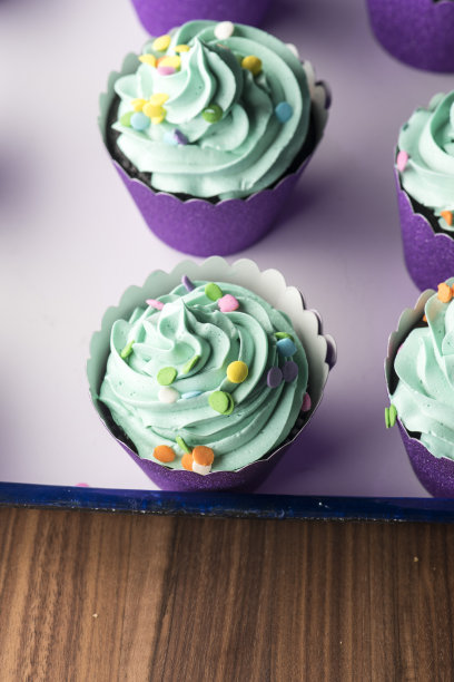 蛋糕。蛋糕洒。甜点。经典的美国或法国面包店或糕点店的最爱。饼干，鲜奶油，蛋糕，巧克力奶油，鸡蛋和香草豆。图片下载