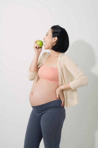 美丽的女孩喜欢吃水果，为了健康和她的宝宝。图片下载