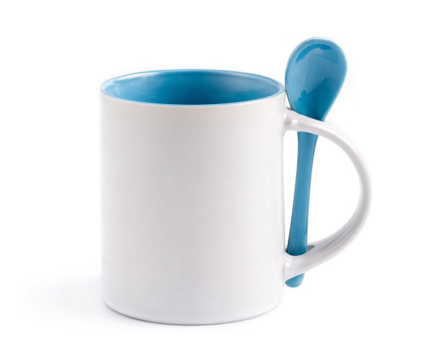 白色的杯子，蓝色的勺子孤立在白色上图片下载