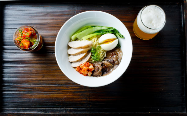 拉面。泰式炒粉、拉面或越南粉汤。经典的日本、越南或泰国美食。牛肉汤，米粉，猪肉，鸡肉，豆腐，葱，蘑菇，香菜，豆芽，鸡蛋，花生和辣椒酱制成的各种汤。图片下载