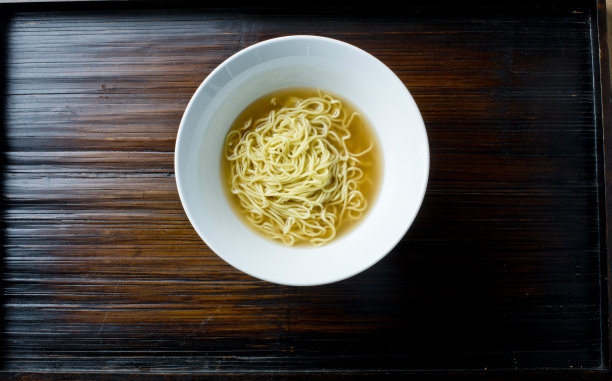 拉面。泰式炒粉、拉面或越南粉汤。经典的日本、越南或泰国美食。牛肉汤，米粉，猪肉，鸡肉，豆腐，葱，蘑菇，香菜，豆芽，鸡蛋，花生和辣椒酱制成的各种汤。图片下载