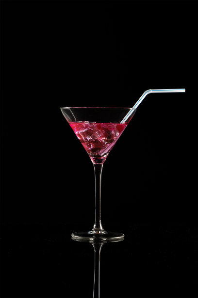 黑色背景的马提尼酒杯图片下载