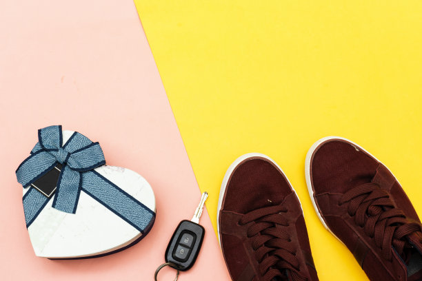 汽车钥匙，礼品盒，男士鞋，假日概念图片下载