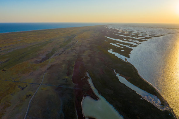 日落时分岛上秋季草原鸟瞰图，秋季Dzharylgach岛鸟瞰图，近海湖泊鸟瞰图图片下载