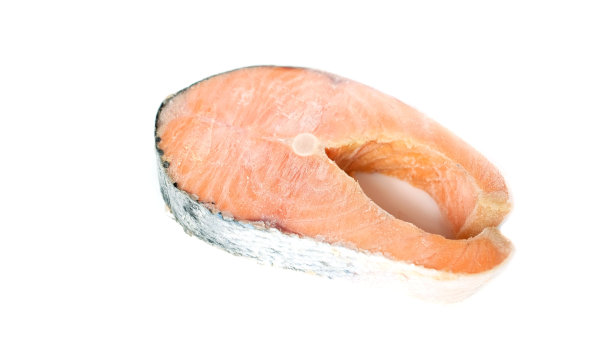 在白色背景上孤立的冷冻生大西洋鲑鱼牛排。健康饮食的概念。健康的快餐图片下载