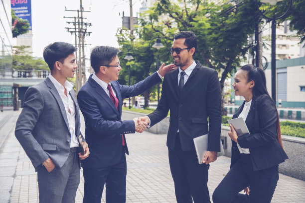 亚洲多元文化商业企业群体户外现代城市。多样性，同事，团队谈论信任的伙伴关系。咨询同事商务人士会议概念图片下载