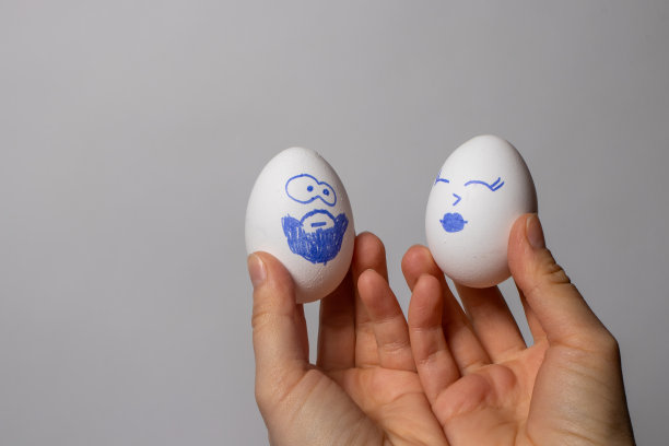 有趣的鸡蛋。笑脸蛋，有趣的笑脸。鸡蛋有不同的情绪:大笑，微笑，恐惧，愤怒，尖叫，眼泪。图片下载