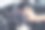 愤怒的司机坐在方向盘上按喇叭，大喊大叫。交通堵塞。图片下载
