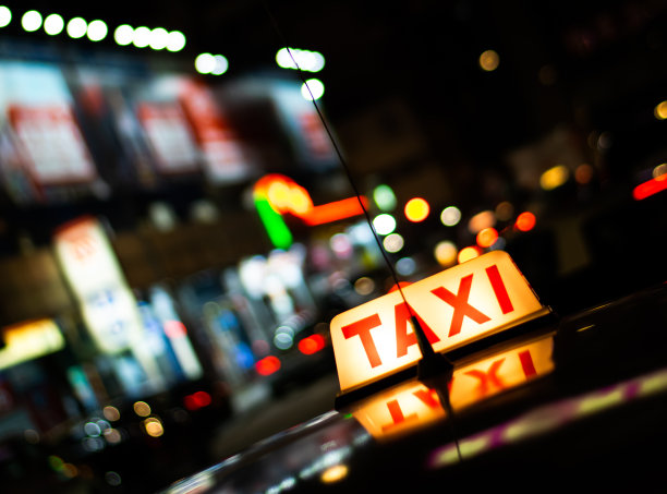 出租车车顶照明标志与模糊的背景在晚上图片下载