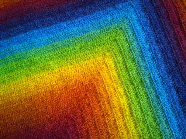 背景从彩虹的颜色梯度:酒红色，深红色，橙色，黄色，绿色，经典的蓝色，紫色，蓝莓。美丽的几何学。副本的空间。羊毛壁纸。对角线。背景。图片下载