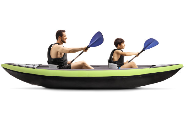 一个男人和一个小孩穿着安全背心划着独木舟图片下载