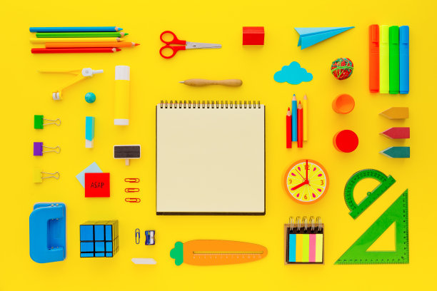 黄色背景上的一套学习用品。空白笔记本页模型。图片下载